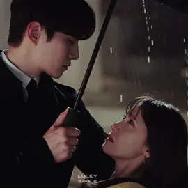 Umbrella scene!! Man holds umbrella for her, and hold her from falling. #Kingtheland #kingthelandkdrama #limyoona #leejunho #leejunho2pm #yoonasnsd #I'mnotarobot #Imnotarobot #chaesoobin #yooseungho #couple #umbrella #rain #kdrama #koreandrama