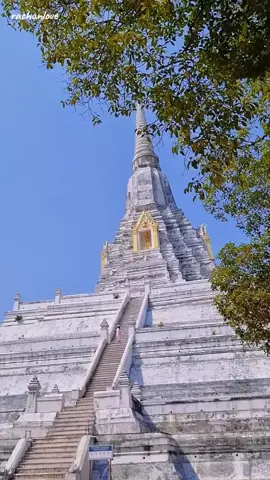 #วัดภูเขาทอง สันนิษฐานว่าสร้างขึ้นในรัชสมัย สมเด็จพระราเมศวร เมื่อ พ.ศ. 1930 มีเจดีย์ใหญ่ที่ชื่อว่า #เจดีย์ภูเขาทอง  มีความสูงประมาณ 90 เมตร บรรจุพระบรมสารีริกธาตุด้านในและมีรูปสลักท้าวเวสสุวรรณสีทองอยู่ด้านหน้าประตูช่องพระธาตุชั้นบน #วัดภูเขาทองอยุธยา #เจดีย์ภูเขาทองอยุธยา  #เข้าวัดทําบุญ #ไหว้พระทําบุญ #เที่ยววัด #วัดสวย #วัดสวยเมืองไทย #ถ่ายด้วยมือถือ 