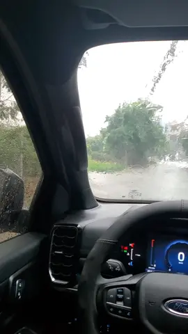 Thời tiết mưa buồn quá 🫠 #suv #xuhuong #odaycoxe #fyp #fordveverest #ford 