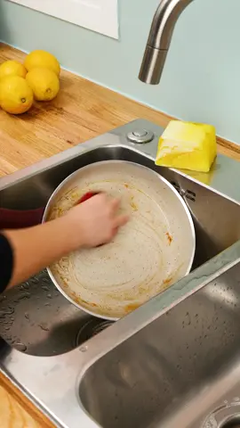 Maybe hold off on buying new sponges for now and try this instead! #5MinuteCrafts #HackTok #Recycle