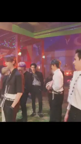 plzz he looks like a chicken 😭🤣 #fyp #fypviral #straykidsstay #bangchanbestleader #hyunjin #skzfunny #behinthescenes 