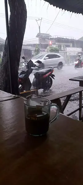 hujan adalah isyarat, isyarat untuk menepi dan memesan KOPi.. ea.. ea.. ea.  #kopilattelessugar  #pinggirjalan  #hujansore 