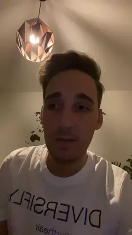 Ich brauche etwas Zeit das was passiert ist zu verarbeiten! Ich wollte euch nur mal kurz davon berichten, das ihr bitte immer aufpassen sollt, welche Menschen um euch herum sind. Es gibt leider zu viele kranke Menschen 🥺 Aber das mir so was an einem Flughafen passiert, wo man sich eigentlich sicher fühlt, dass hätte ich NIE gedacht! #fy #foryoupage #foryou #horror #angst #verfolgungsjagd #verfolgung #angriff #police #polizei #flughafen #belästigt #belästigung #statement #storytime 