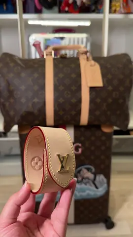 KEEPALL SECURED 🛫 #fyp #fypシ #fypシ゚viral #foryou #foryoupage #lv #louisvuitton #bag #lvhorizon #keepall #bagholder #suitcasebelt #strap #bagstrap #luggage 