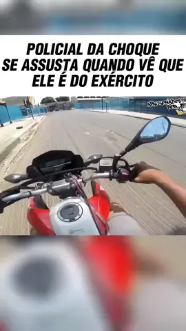 policiais do choque a borda um soldado do exército