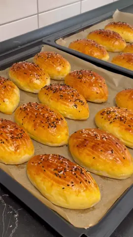 Yumşaçik Peynirli Poğaça tarifi Malzemeler: 1 Su bardağı su 1 Su bardağı süt 1 Su bardağı sıvı yağ 2 Yumurta akı(sarıları üzerine sürülecek) 3 Yemek kaşığı şeker 1 Tatlı kaşığı dolusu tuz 1 kuru maya 7 Su bardağı un(kontrollü ekleyin) İçi için beyaz peynir ve ince kıyılmış maydonoz Üzerine sürmek için ayırdığımız 2 yumurta sarısı Susam ve çörek otu Yumuşak hamur yoğurup iki saat kadar mayalandıralım.Mayalanan hamuru 23 eşit bezelere bölelim.ilk bezeden başlayıp elimizle hafif açalım.içine ince kıydığımız maydonozlu peynirden ekleyelim güzelce kapatalım videodaki gibi.kapattığımız tarafı alt kısma gelecek şekilde yağlı kağıt serdiğimiz fırın tepsisine aralıklı olacak şekilde dizelim.yumurta sarısını sürelim.üzerlerini çatalla çizelim ve susam çörek otu serpiştirelim.20 dakika tepsi mayası verip önceden ısıtılmış 190 derece fırında altı üstü güzelce kızarana kadar pişirelim.pişen poğaçaları fırından alıp üzerine ıslak mutfak havlusu örtelim beş dakika kadar bekletelim.Yumuşacık poğaçalar servise hazır. Yapıp deneyecek olanlara afiyet şifa olsun🥰 #poğça #poğçatarifi #peynirlipide #bayram #peynirlipoğaça #lezzetli #lezzetlitarifler #keşfet  #FoodLover  #Foodie #yemekteyiz #evlezzetleri #yummyfood