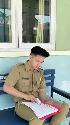 pak gurunya kek gini ya jelas siswinya betah seharian di sekolah 😄#cogan #coganrotisobek #fyp 
