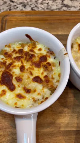I LOVEEEE french onion soup & its so easy to make! Comment what recipe you guys want to see me recreate this week! 🫶🏼 #fyp #foryoupage #dinner #recipes #frenchonionsoup #instantpot #instantpotrecipes #easydinner 