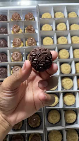 Uma mordida perfeita em um brigadeiro perfeito. Cremoso, macio, delicioso e zero enjoativo. Nosso brigadeiro de Meio Amargo um queridinho por muitos por aqui.  Nossa agenda está aberta de Julho! Informações: (21) 98867-1056  #docinhosdefesta #docinhosgourmet #docinhos #casamento #docesparacasamento #foryou #centodedoces 