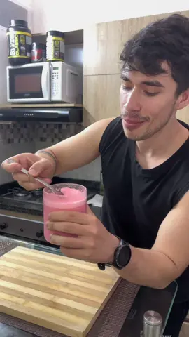 Severo postre ¿no? 😏 . . INGREDIENTES (Por Flan) 1/2 sobre gelatina sin azúcar sabor fresa 15g Yogurt Griego 120ml Leche  200ml Agua caliente  15g Proteína Aislada . . Si le gustó este contenido: Sígame… Todo bien👍🏻  . . #pparcee #sigametodobien👍🏻 #recetas #recetasfaciles #postrefit #flan