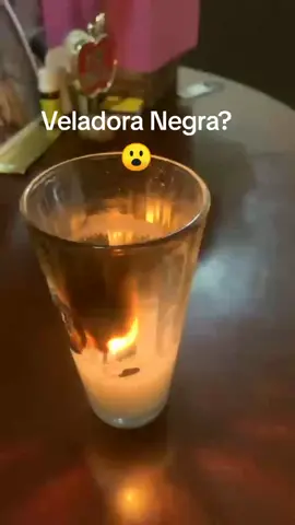 La veladora cuando se pone negra si nos indica que el alma puede estar mal, sin embargo en ocasiones son solo situaciones físicas las que hacen este efecto ahumado en el vaso #elmasalla #espíritus #almas #fallecidos #muertos #médium #cielo 