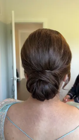 Chic low buns on short hair are possible ✨ #lowbunhairstyle #chiclowbun #cleanupdo #updotime #shorthairbun #bun #weddinghair #updohairstyle #darkhairupdo #updoartist 