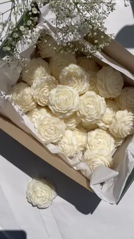 So many peony candles. I am so in love. 🥹♥️  If you also need beautiful decoration oder party favors for your special event, feel free to check out our onlineshop.  #candleshop #edelescandles #soycandle #peonies #peonycandle #candletok #soywax #soywaxmelts #candlemaking #DIY #weddingdecor #eventdecor #naturaldecor #decorinspo #handpouredcandles #SmallBusiness #homedecor #decordiy 