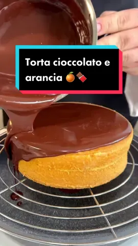 Torta al cioccolato con crema pasticcera all’arancia! 🍊🍫  Per il pan di Spagna  •300g di uova a temperatura ambiente  •150g di farina 00  •210g di zucchero  •60g di fecola di patate  •1g di vaniglia •1 pizzico di sale  Per la crema •485g di latte intero •120g di zucchero  •120g di tuorli •35g di amido di riso •2g di vaniglia •succo di un’arancia •scorza d’arancia q.b. •50g di rum Per la bagna •250g di acqua  •125g di zucchero  •35g di rum  Per la ganache  •175g di cioccolato fondente •250g di panna liquida Per il pan di Spagna: mettiamo le uova in planetaria a temperatura ambiente, dopodiché cominciamo ad azionare a velocità media la frusta, aggiungiamo lo zucchero e facciamo triplicare il suo volume. Setacciamo quindi la farina in tre parti andando a miscelare dal basso verso l’alto. Versiamo il composto in una teglia foderata o imburrata. Cuociamo il pan di Spagna in forno statico pre riscaldato a 165° nel ripiano più basso per circa 45 minuti. Facciamolo freddare e teniamolo da parte.  Per la bagna: mettiamo l’acqua in un pentolino, uniamo lo zucchero e mescoliamo con una frusta. Poniamo sul fuoco e continuiamo a mescolare finché lo zucchero non si sarà sciolto. Una volta spento il fuoco, aggiungiamo il rum e mescoliamo per far evaporare la parte alcolica. Lasciamola raffreddare.  Per la crema pasticcera: scaldiamo il latte fino a ebollizione mettendo anche la scorza d’arancia. Nel frattempo spremiamo un’arancia e uniamo il succo agli ingredienti mescolando con una frusta, finché lo zucchero non avrà cominciato a sciogliersi. Quando il latte comincerà a bollire, versiamo il composto e giriamo con una frusta. Abbassiamo la fiamma fino a quando non avrà raggiunto la giusta consistenza e facciamola raffreddare. Per la ganache al cioccolato: scaldiamo la panna in un pentolino, aggiungiamo il cioccolato e facciamo sciogliere bene. Prima di versarla sulla torta attendiamo che abbia raggiunto 40° circa. Tagliamo a metà il pan di Spagna, inumidiamolo con la bagna, farciamo con la crema pasticcera e infine ricopriamo il tutto con la ganache.  #danielerossichef #ricette #pandispagna 