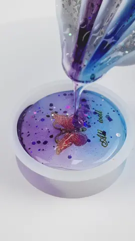 Split cup makes resin project different!!💜💙 #resin #resinpour #crafty #resinart #butterfly #DIY #beautiful #colorful #epoxyresin #letsresin 