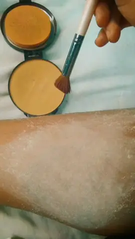 Treino de camuflagem em cicatriz de queimadura em 3° grau. 🎨🖌️ Repeti esse processo de base e pó umas 3 vezes até tirar um pouco da profundidade da cicatriz e no final passei a base da mesma cor em toda batata da perna para igualar, mas não consegui disfarçar tão bem a parte mais alta da cicatriz.  Confesso que foi super legal ver minha perna sem essa mancha enorme! 😂  #treino #maquiagem #camuflagemdecicatrizescurasouclaras 