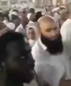 الرجل لافريقي يدعو امام الكعبه فلوس فلوس فلوس😂😂