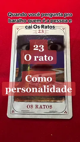 Mais uma polêmica, carta 23, os ratos! Aqui nesse meme estamos associando quando perguntamos da indole, intenção ou personalidade de alguém. A carta do rato traz a ideia de sujeira, de doença, é um animal que nos traz medos e inseguranças principalmente no campo mental, pois seu tamanho não é ameaçador mas sim por ser um animal de esgoto! Ou seja, pessoas que sugam a energia, pessoas medrosas, assustadas, que se sabotam, que aceitam menos que merece, fala de baixa estima também. Nas intenções, sempre tem um viés de aproveitamento através do vampirismo. Existe sim o lado positivo, que a gente se esforça muito para ver 🤣 O rato é um animal ágil, esperto, se adapta rapidamente a qualquer tipo de ambiente, então podemos tirar esses arquétipos como conselhos e como agir e se comportar ❤️  #baralhocigano #aprenderbaralhocigano #baralhociganoetarot #lenormand #baralhociganoresponde 