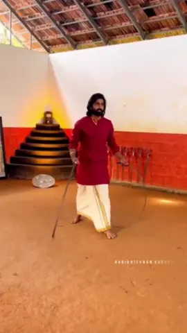 Martial artists using a pair of Urumi, a type of flexible sword use in Ancient Indian fighting technique called Kalaripyattu. ⚠️PROFFESSIONALS ONLY EVERYTHING IS FAKE #History #historyfacts #indianhistory #historytok #historybuff #foryou 