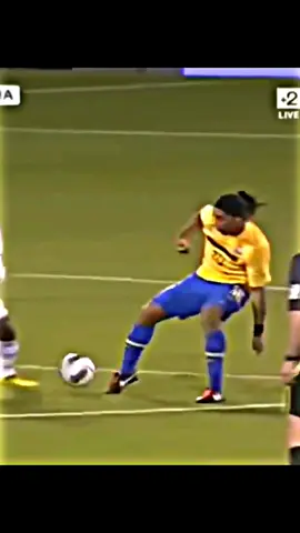 Ronaldinho gaúcho Skills 🇧🇷 #ronaldinho #ronaldinhogaucho #skills #canetas #dribles #dribleshumilhantes #fyy #futebolbrasileiro 