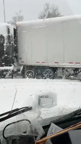 ❄️ Semi Truck gets stuck in snow! #trucker #truckdrivers #truckerlife #trucksoftiktok #truckinsurance  #owneroperator #freight #truckdriver  #peterpilt #18speedlife #peterbilt #bobtail 