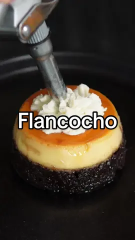 Haciendo Flancocho por primera vez 🤯🔥 | Receta ⬇️ ¿como le llamas a esto? y que chocoflan escuché 🤣 #flancocho #chocoflan #pastelimposible #fyp #búkutu #borilicious #puertorico  - Ingredientes: 1/2 taza de azúcar blanca  1 cajita de bizcocho de chocolate Whipped Cream Agua - Mezcla del Flan 1 lata de leche evaporada 1 lata de leche condensada 1 paquete de queso crema (8oz) 5 huevos 1 cucharada de vainilla  - Procedimiento: 1. En un sartén a fuego medio alto añade toda la azúcar y comienza a derretir todo mezclando sin parar por varios minutos.  2. Cuando veas los últimos grumos derritiéndose, apaga el fuego para que no se queme el caramelo y sigue mezclando hasta que todos los grumos desaparezcan.  3. Cuando todo el caramelo esté líquido y de color dorado, viértelo en los envases de cupcakes. Suficiente como para cubrir la superficie, o aproximadamente 1 cucharada. Recuerda hacer este paso rápido, por que el caramelo se empieza a endurecer cuando no está en el calor.  4. Deja los moldes enfriar con el caramelo por 15 minutos y comienza a hacer la mezcla del flan.  5. En una licuadora añade todos los ingredientes de la mezcla del flan con sus medidas y licúa todo por 1 minuto.  6. Añade la mezcla del flan en los moldes de cupcakes hasta que cubras la mitad.  7. Prepara un baño de María en otro envase más grande, cubre los moldes con papel de aluminio y calienta el horno a 350°F. 8. Hornea todo en el baño de María por 50 minutos.  9. En lo que el flan se cocina, crea la mezcla del bizcocho siguiendo las instrucciones de la cajita.  10. Al minuto 30, saca el flan del horno, destapa los moldes y añade la mezcla de bizcocho encima del flan pre-cocido. Las instrucciones de mi bizcocho decía que se tardaba 20 minutos en hacerse, por eso saque el flan a los 30 minutos. Depende del tuyo. 11. Vuelve a tapar todo y hornea el tiempo restante.  12. Cuando se cumplan los minutos, sácalo y verifica con un palillo de diente su cocción.  13. Déjalo reposar afuera por 1 hora, cúbrelo con “wrapping paper” o más aluminio y llévalo a la nevera por un mínimo de 12 horas.  14. Para sacarlos del molde, me ayude con un cuchillo de mantequilla separándolos del borde y aplicando un poco de calor en la parte del caramelo como muestra el video.  15. Platea y termina con un poco de whipped cream. - Tiempo: cc Cantidad: 10 personas+ - Listo, disfruta y métele con Bori… - Gracias a todas esas recetas de TikTok que me ayudaron a montar esto 😭🔥