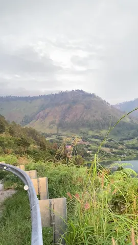 Pagi samosir 🥰 disambut dgn matahari terbit ,, #silalahidanautoba #samosirtiktok #samosirisland #tonggingsilalahi #fypviral #fypberanda #danautobasamosir #matahariterbit #berandatiktok #paroposilalahi #likes 