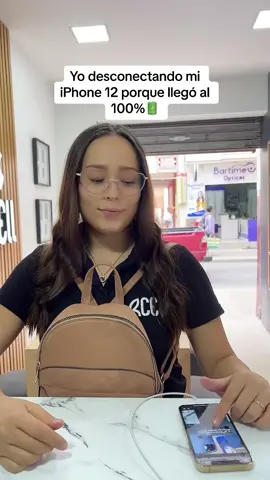 Carga tu dispositivo de la manera adecuada 🤣 #viral #caradeshock #paratí #apple #iphone #ecuador #rcell #batería #iphoneecuador #iphone12 