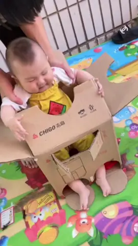 When your baby rejects hair cut, try a box. #baby #creativity #invention #haircut #lol