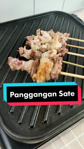 Panggangan sate andalan Skimin ini, buat persiapan Idul Adha besok. Nairobi Reversible Grill bisa dipakai bolak-balik lo. Muat banyak, bisa 5-10 tusuk sekaligus. Dipakai di kompor portable, gas, masuk oven maupun arang semuanya bisa ya. Yuk, cek kerangjang kuning sekarang! #panggangansateandalan #panggangansate #iduladha #sateiduladha #skitchen #skitchenindonesia #castiron #castironskitchen #castironcooking 