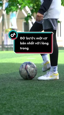 Hôm trước chuyền rồi thì hôm nay đỡ nha     các bạn. Bắt đầu với kỹ thuật cơ bản nhất là đỡ lòng trong.  #tommxu #footballgirls⚽️ #dabongnu #dobuocmot #tapbongda⚽ #kythuatbongda 
