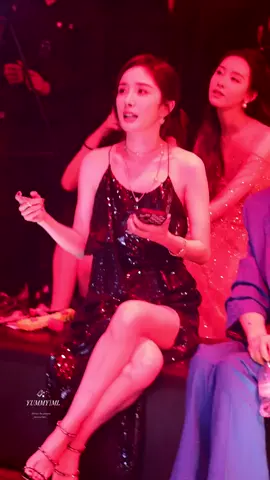 Ca sĩ 10 năm 1 hit Dương Mịch hát và đu đưa theo nhạc, tiện tay ngồi bấm điện thoại =)))) #yangmi #杨幂 #dươngmịch #杨幂yangmi #yangmi杨幂 #duongmich #yangmicomedy🦊 #celeb #celebrity #event #gq #gqcreative #creative #star #yyds #party #sing #turnup #slay #beauty #body #xuhuong #trending #viral #fyp #fypシ 