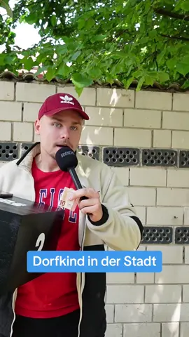 Dorfkind Schmitty in einer Straßenumfrage in der Stadt 😂 #nikolaj #dorfkind #stadt #mysteriebox #umfrage