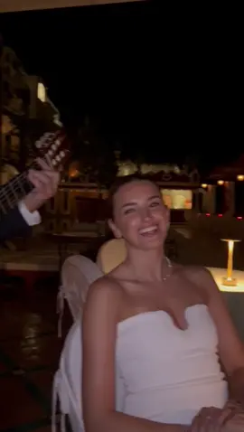 An italian serenade 🇮🇹🍕🥂🎻 #amalficoast #amalficoastitaly #Summer #positano #serenade 