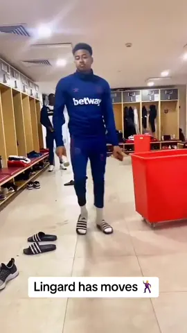 Jesse #Lingard busted out the moves in #WestHam’s locker room 😂 (via declanrice/Instagram) #dance #football #futbol #Soccer #funny