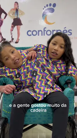 Um gesto de amor e inclusão! 😍👭✨  A Conforpés teve a honra de entregar a cadeira de rodas personalizadas para as adoráveis gêmeas siamesas, Yara e Yasmin.  Estamos proporcionando mobilidade e autonomia para que elas possam explorar o mundo juntas. 🌍❤️  Acreditamos que todos merecem igualdade de oportunidades e estamos felizes em fazer parte dessa jornada inspiradora. 🙌🌟  #Conforpés #Inclusão #AmorAoPróximo  