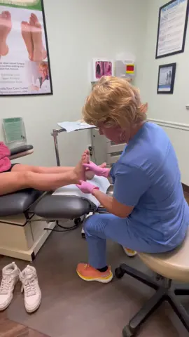 Is your child complaining of heel pain? Listen up!👂🏽#biggreenfoot #healthyfeetarehappyfeet #seversdisease #podiatry #footexpert 