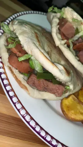 Pan árabe relleno 🤤 El chorizo y el albonigon lo consiguen en D1  Envía este video a la persona que te debe esta cena🤭 dale mucho amor ❤️ y compartir #aduaneracocinera #fypシ #tiktoker #food #yummy #cocina #recetafacil #panarabe #colombia #santamartacolombia🇨🇴 #videoviral 