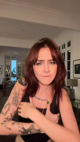 pessoal essa mulher do video estava com alcool no estomago e achou que sabia dançar 👆🫢🫤 