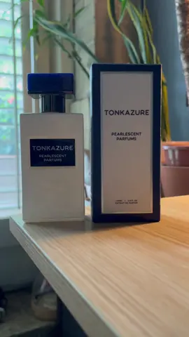 Looking no further for the best unisex blueberry gourmand fragrance. It’s perfect to wear all year round!  Warning: This is for grownups so think more sexy, fresh, and aromatic vs blueberry pie. It’s a 9/10 for me. Have you tried this yet? 🫐 Tonkazure by Gallagher Fragrances  #gourmandfragrance #gourmandperfumelover #gourmandperfumes #perfume #fragrances #perfumereviewer #mrcologne76 