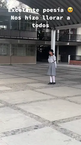 Nos hizo erizar la piel 🥹 una alumna con gran talento!#escuela #profetiktok #talento #poesia 