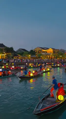 Chạng vạng trên sông Thu Bồn, Phố Cổ Hội An #hoanghon #thubonriver #phoco #hoian #hoiantown #dusk #happy #motivation 