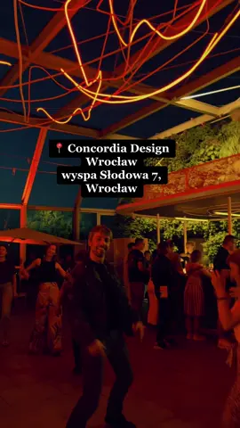 Нереально стильное пространство с изумительным видом на город! Минус – там нет еды)  Мы прошли бесплатно до 22 часов, а когда уходили, то видели, что люди покупают билеты на входе. Имейте в виду) #чемещезанятьсявовроцлаве #кудасходитьвовроцлаве #poland #wroclaw 