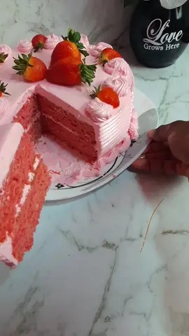 Nothing better than fresh strawberry cake 😋 ❤ 😍  #tiktokkenya #recipesoftiktok #homebaker 