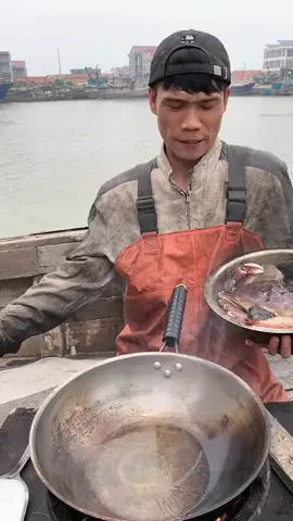 Amazing Chinese Fisherman Cooking and Eating Fresh Seafood