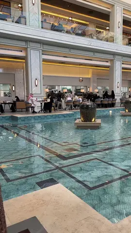 الشيخ ينتظر الاكل 😅 #مطعم_كرزه #مطعم_كرزة_الوادي #من افضل المطاعم في الرياض جميل جدا الديكور والاكل والتقديم عسى الله يبارك لهم يارب #مطعم #افضل_مطاعم_الرياض 