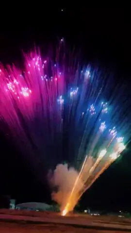 Efeito novo para colorir os seus eventos.  O que achou das cores desses fogos de artifício? Quais as próximas cores que devemos produzir? 🎆  #fireworks #fx #fogos #cores #dj #fogosdeartificio #festa 