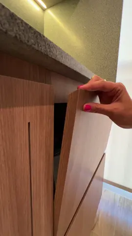 O modelo de puxador que mais usamos em nossos projetos! #marcenariacriativa #marcenariainteligente #marcenariasobmedida #marcenariaplanejada #interiordesign #arquiteturadeinteriores #foryou #fy 