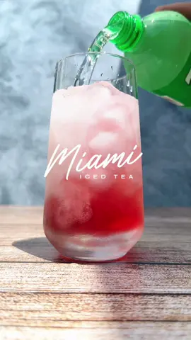 Miami Iced Tea  - 3/4 oz de vodka  - 3/4 oz de gin - 3/4 oz de ron  - 3/4 oz de triple sec  - 3/4 oz de jugo de limón  - 2 oz de jugo de arándano  - 4 oz de soda de lima-limón  #miamiicedtea #spikedicedtea #cocktails #tragosencasa #cócteles 