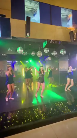 As aberturas de 15 anos estão ficando cada vez mais desafiadoras. @pietra não deixava de ensaiar um dia se quer e o resultado disso foi a dança perfeita 🔥🫶🏻 #15nos #coreograforafaelsantana #aberturadepista #valsa 